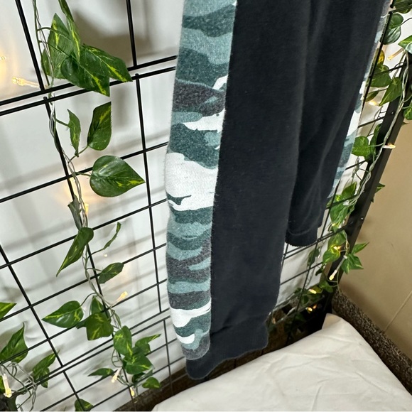 The Children's Place Green/Black/White Camo Sweater Matching Set 2T (Boy) - Picture 10 of 16